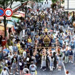 下町5ヵ町のたくさんの大神輿・子供神輿・山車が大通りを国道16号線との交差点手前まで渡御します。