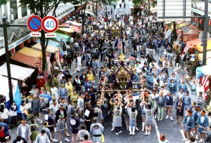 下町5ヵ町のたくさんの大神輿・子供神輿・山車が大通りを国道16号線との交差点手前まで渡御します。